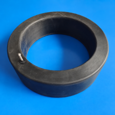 Black IKSONIC inflatable bag-clamping ring with a thick annular profile and one metal air inlet on a blue background.