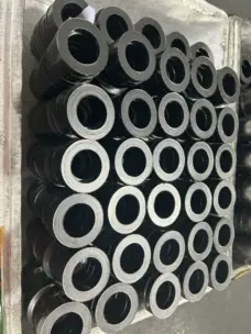 Assorted graphite sealing rings arranged in a tray, from China supplier IKSONIC.