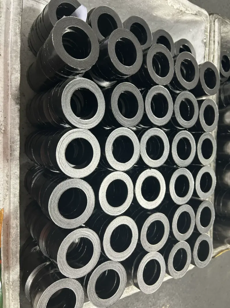 Assorted graphite sealing rings arranged in a tray, from China supplier IKSONIC.
