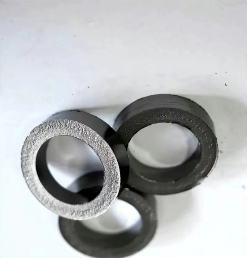 iksonic-graphite-valve-sealing-rings-china-supplier Three graphite valve sealing rings on a white background, from China supplier IKSONIC.