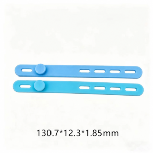 IKSONIC silicone cable ties in light blue and lake blue, showing fastening studs, adjustment slots and 130.7 × 12.3 × 1.85 mm dimensions.