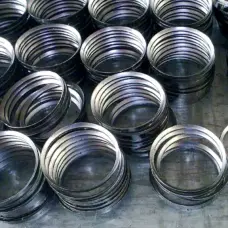 Multiple stacks of beveled sealing rings shown in the source product photograph.